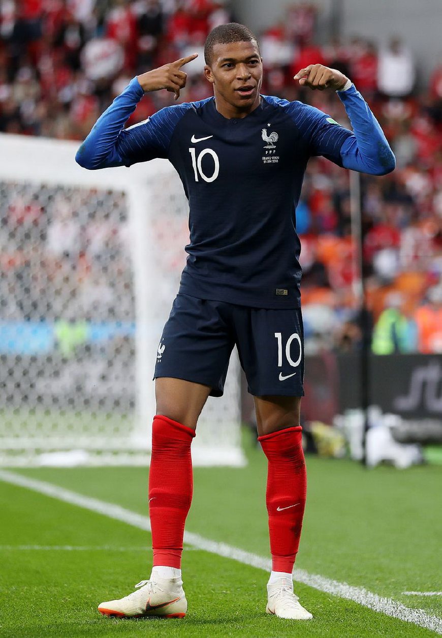 起势了！詹姆斯上篮得分+斯玛特无惧脱臼抢断反击助湖人打停火箭（气势拉满！詹姆斯强势上篮命中，斯玛特带伤抢断快攻助湖人逼停火箭）