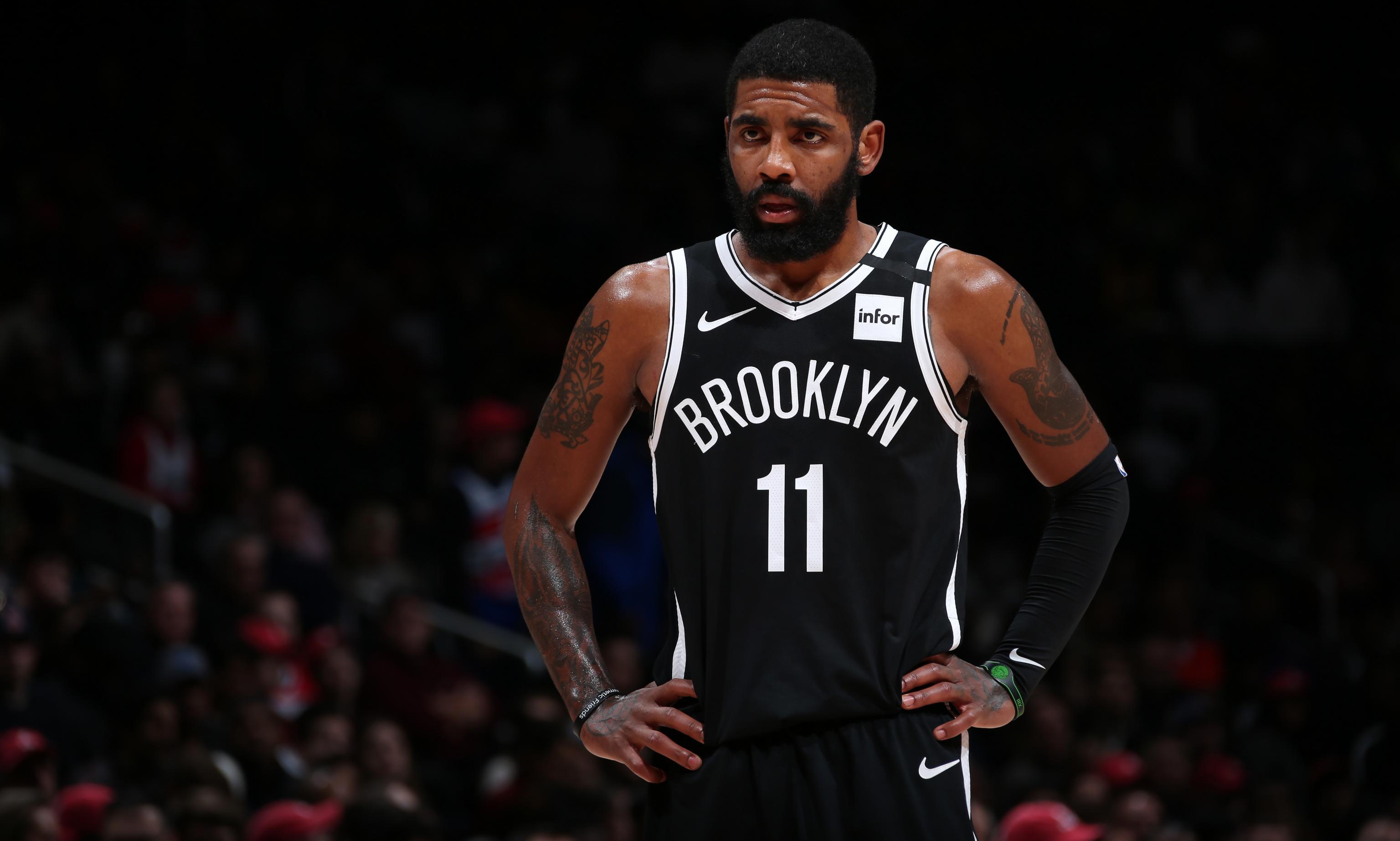 刚出场就离场！湖人斯玛特与亚当斯对抗后受伤 死球期间跑回更衣室（上来就伤退！湖人斯玛特与亚当斯对抗后受伤，死球时奔回更衣室）