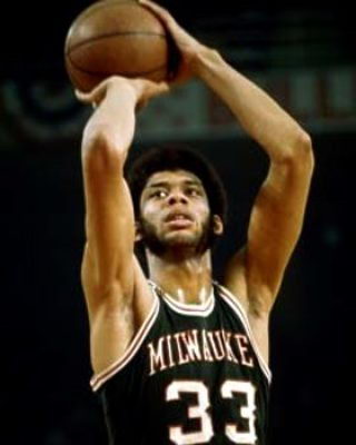 篮球巨星的风采：约基奇领跑MVP排行榜（篮坛巨星尽显风采：约基奇位居MVP榜首）