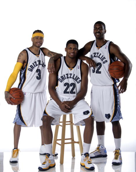 队记：鹈鹕不会贱卖锡安 涉及他的交易很复杂 更可能等到明年夏天（队记：鹈鹕不会低价出手锡安，相关交易复杂，更可能等到明夏）