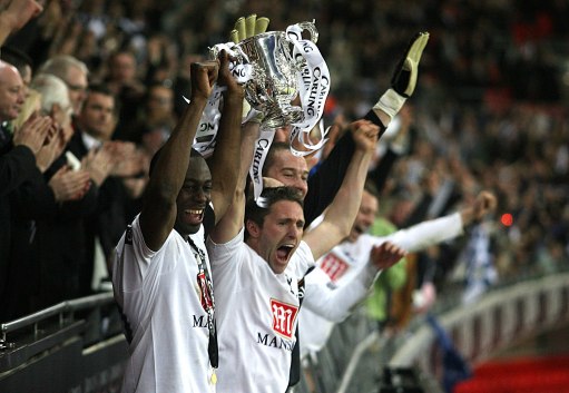 中超：山东泰山客场2-0完胜青岛队（中超：山东泰山客场2比0力克青岛队）