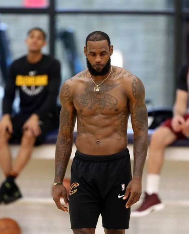 这是中后卫？范德芬长途奔袭神似孙兴慜的普斯卡什奖进球（中卫也能这样？范德芬长途奔袭复刻孙兴慜普斯卡什神球）