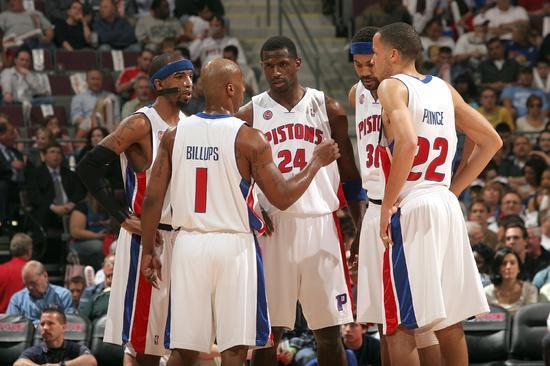 冲击力十足！阿门汤普森26+7集锦：19中12送空接暴扣打爆湖人（爆发力拉满！阿门汤普森26分7板高能集锦：19投12中空接暴扣，碾压湖人）