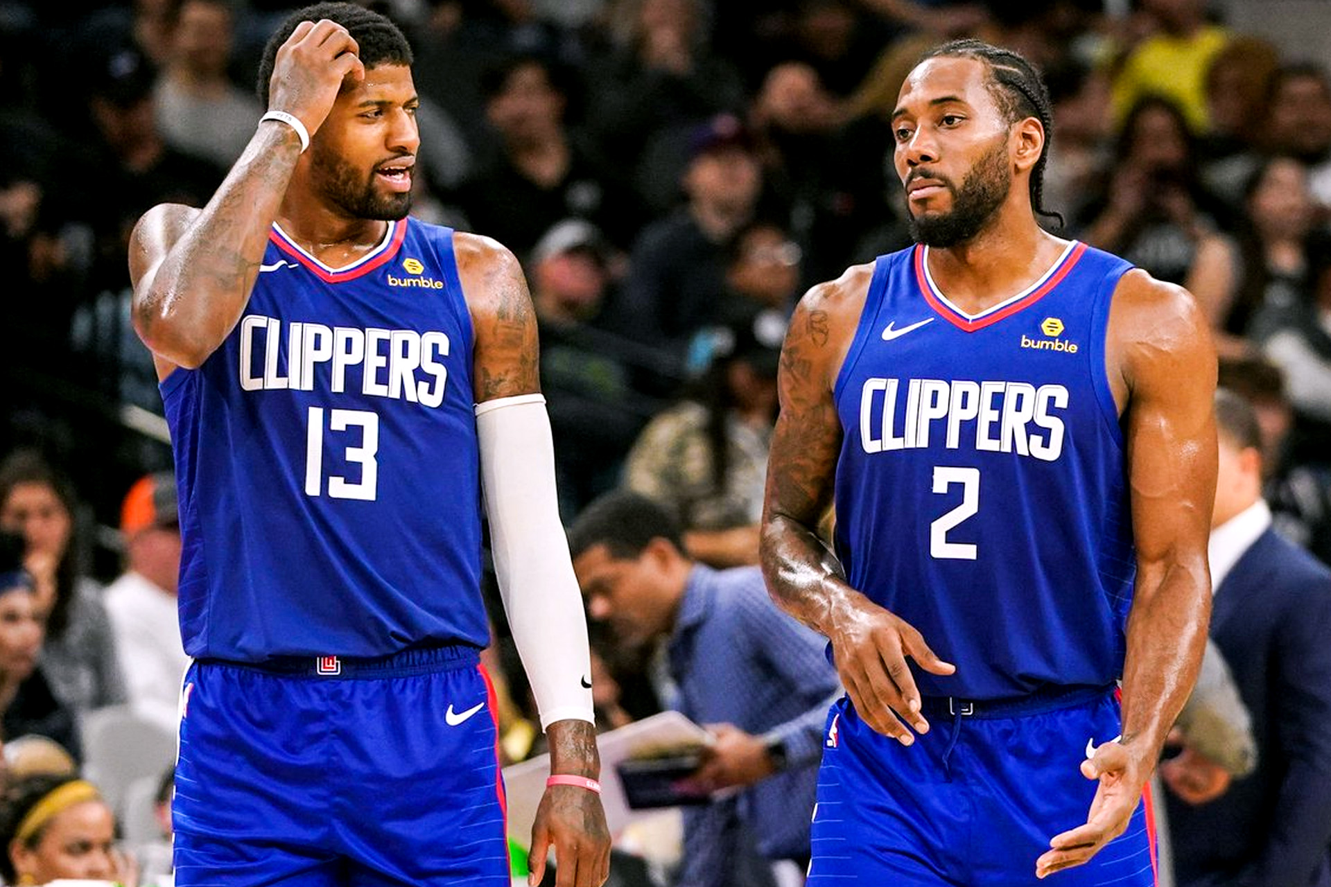 湖人队遭遇惨败，双向合同后卫成为众矢之的（湖人大比分告负，双向合同后卫被推上风口浪尖）