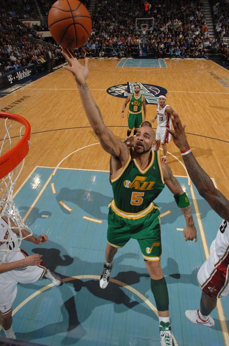 不容易！布里奇斯收板直接长传 阿努诺比晃飞防守人旱地拔葱暴扣（精彩一幕：布里奇斯抢板长传，阿努诺比晃开防守人原地起跳暴扣）