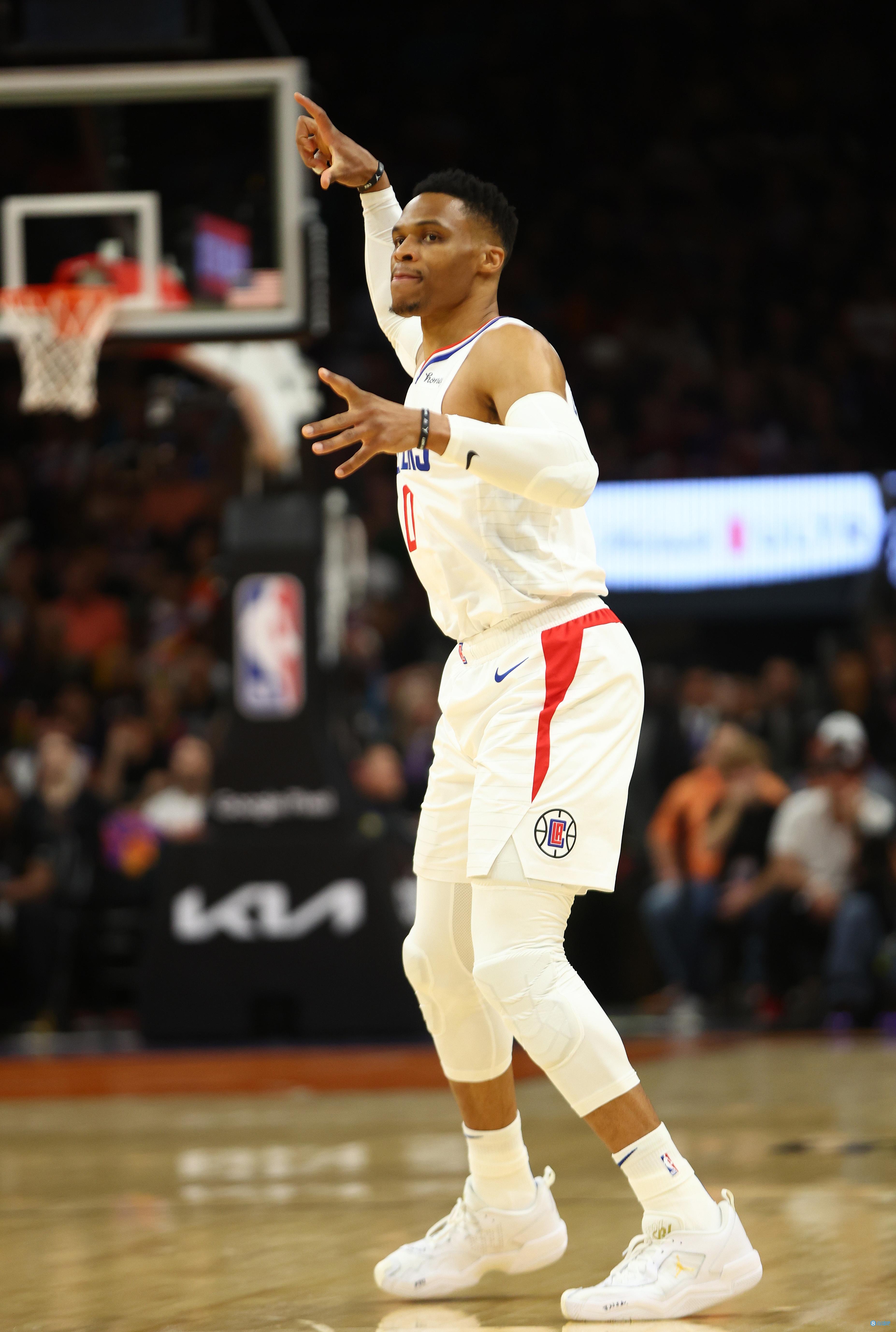 卡莱尔：有几个判罚我们本该争取到，这么说不会被罚4万美元吧（卡莱尔谈吹罚：我们本应拿到几次判罚，希望别因此再被罚4万美元）