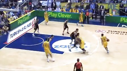 迪亚洛反击空中换手拉杆上篮，精彩瞬间引观众欢呼（迪亚洛快攻空中换手拉杆上篮命中，点燃全场欢呼）