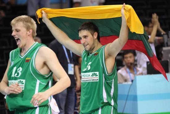 贝克汉姆一家庆祝夺冠（贝克汉姆全家齐庆夺冠）