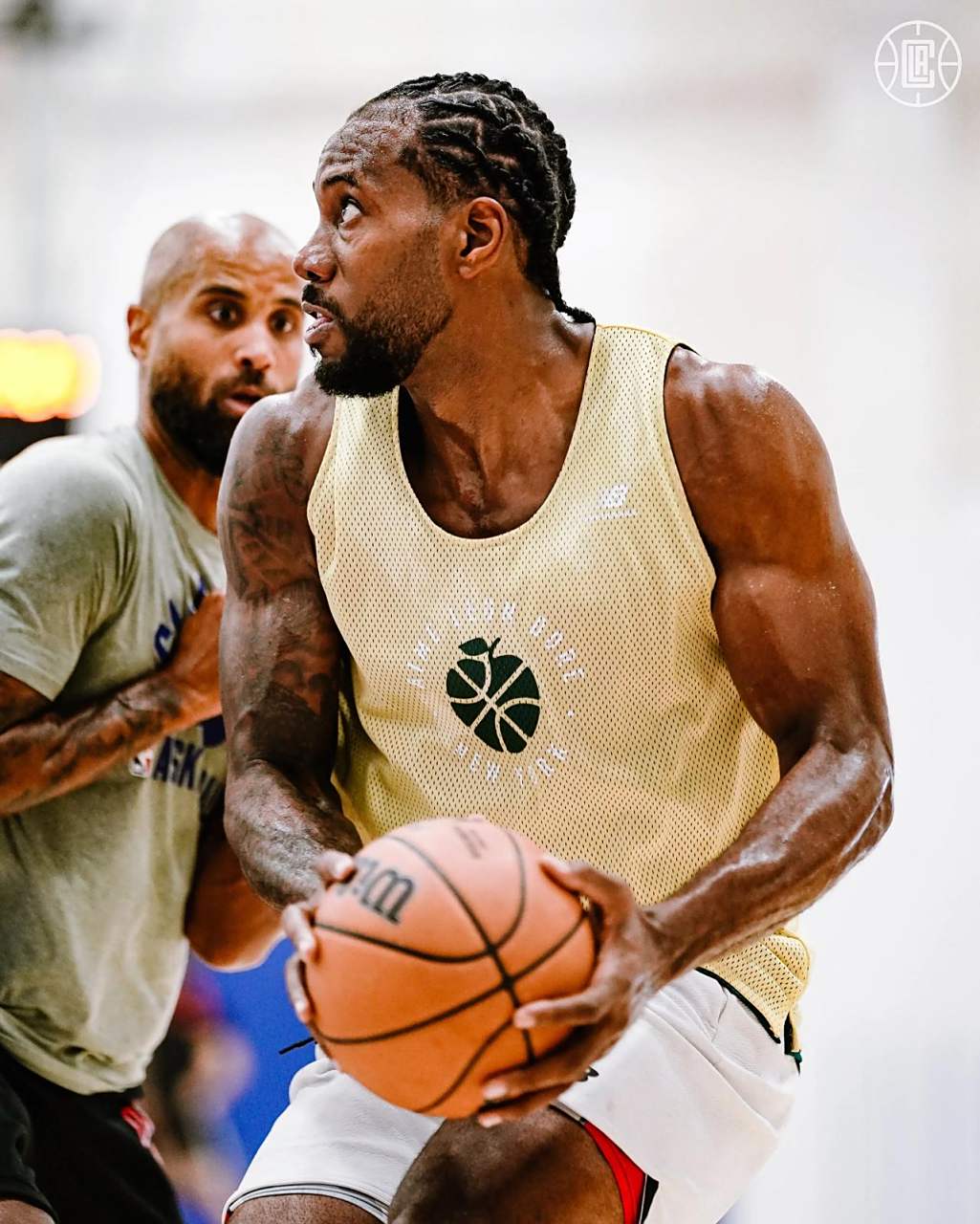 亚精英赛半场：路易斯失单刀+补射中柱，申花暂0-0广岛（亚精英赛半场战报：路易斯单刀失机又补射中柱，申花暂与广岛0-0）