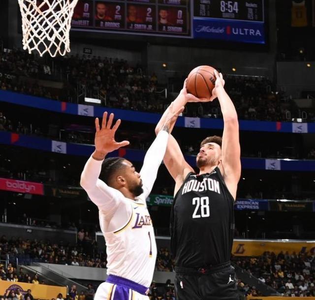 阿里纳斯：詹姆斯若作为角色球员再混2冠，还是不能跟乔丹比（阿里纳斯：就算詹姆斯以角色球员再夺两冠，仍无法与乔丹相提并论）