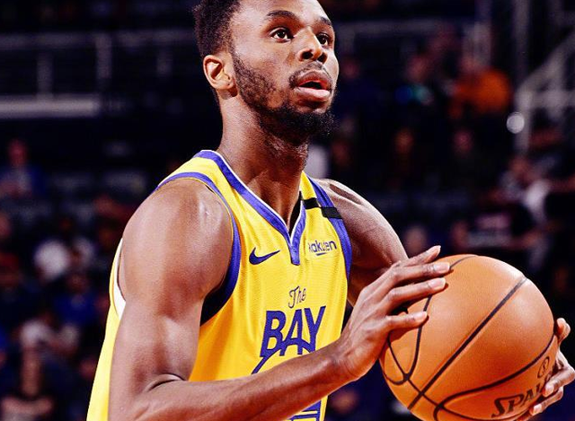 女生在校内打篮球技法惊人，男同学现场沸腾被实力圈粉（校园女生篮球技术爆表，男生现场欢呼纷纷被圈粉）