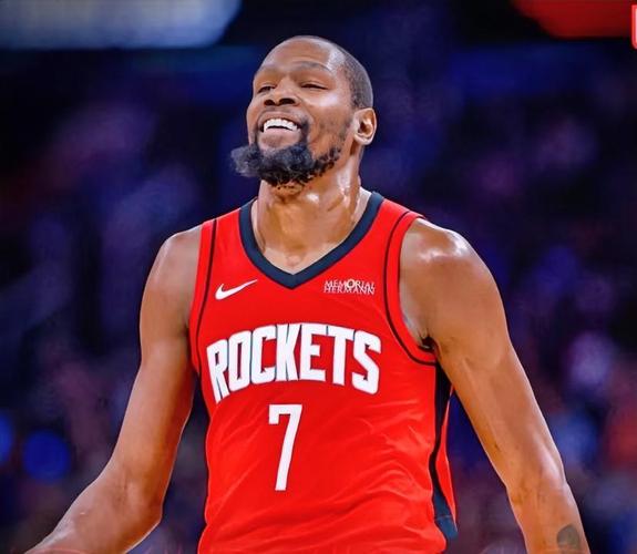 世界杯官方票价最高达6.12万 球迷叫苦连天FIFA收入暴涨（世界杯官方票价高达6.12万，球迷怨声载道，FIFA收入猛增）