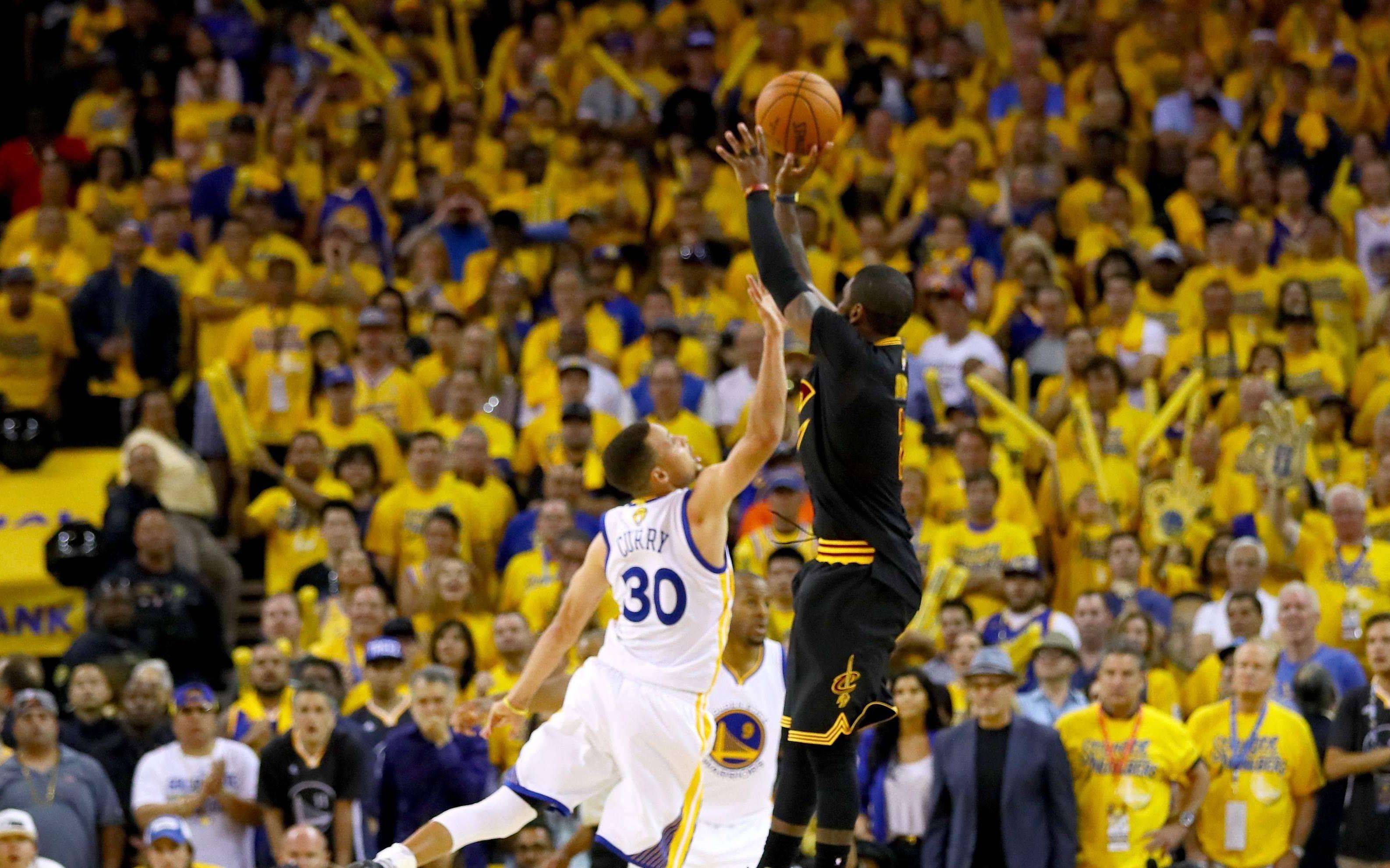 黄蜂队陷入被动，分差一度扩（黄蜂队陷入劣势，分差一度拉开）